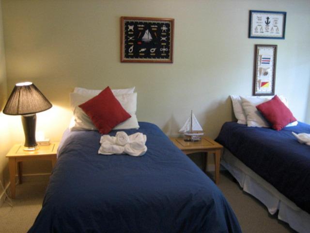 The Lodge At Weir'S Beach Metchosin Номер фото